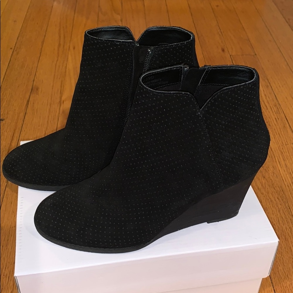 SUSINA Suede Wedge Booties